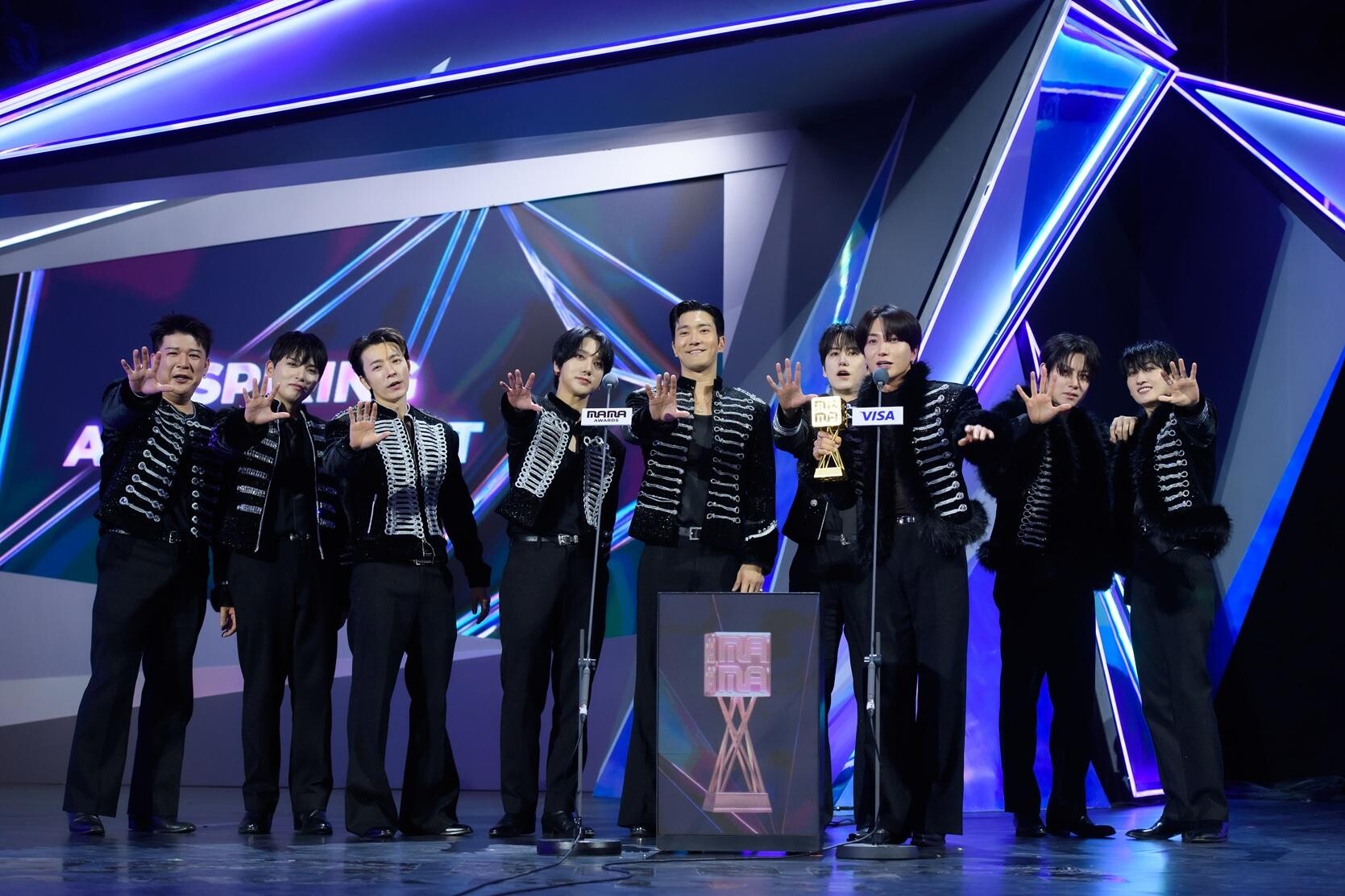 Super Junior獲得INSPIRING ACHIEVEMENT獎。